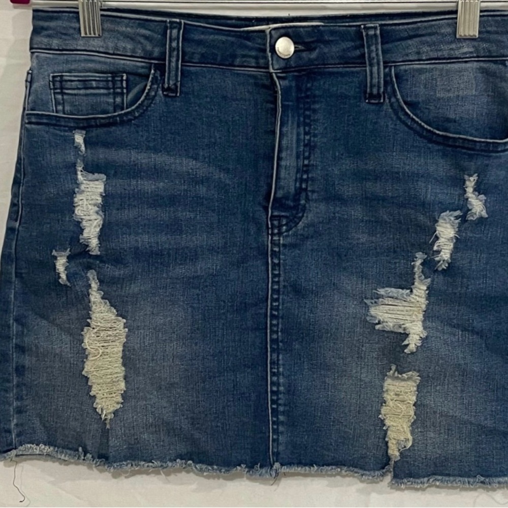 Chic Black Mini Skirt with Sleek Design